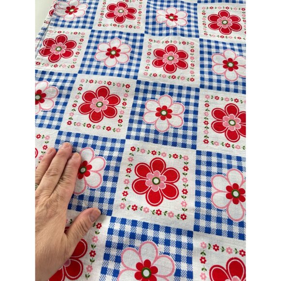 Vintage 70s tablecloth, red pink white daisy flowers,  blue checkered pattern - Picture 4 of 6
